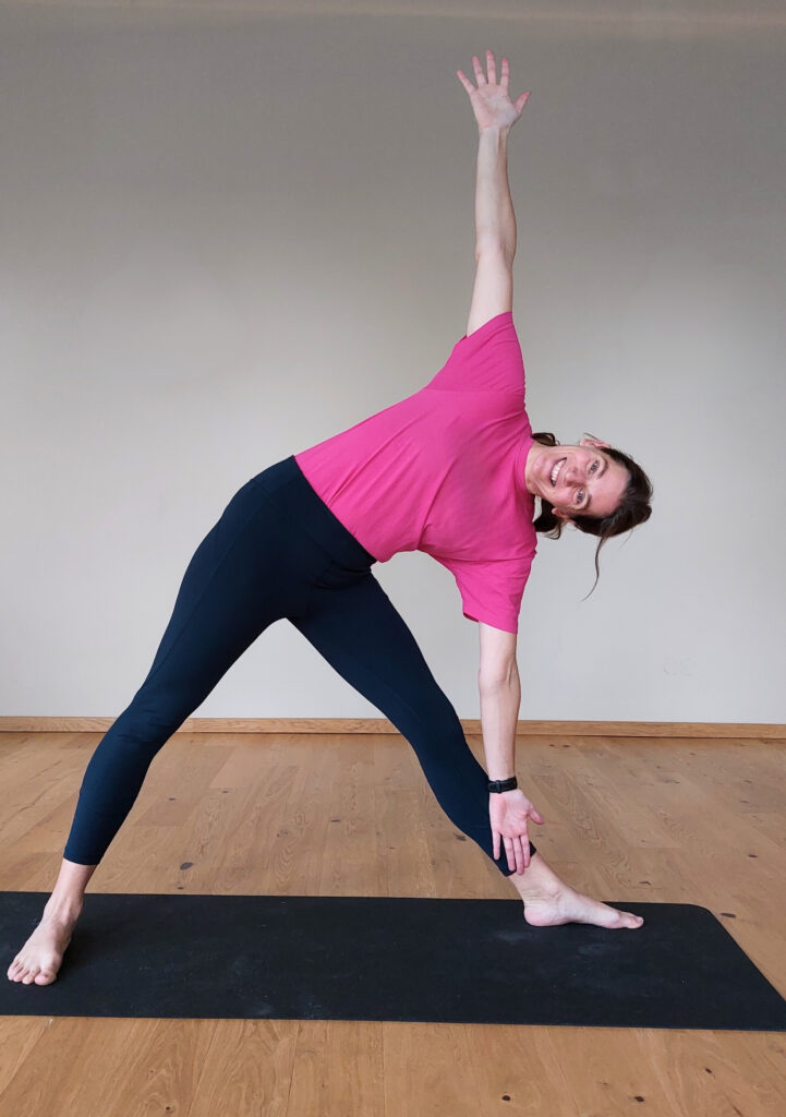 Yogalehrerin Anke Hermeling in der Yogapose Trikonasana