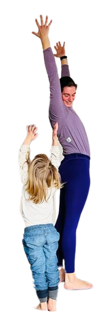 Kinderyogalehrerin Anke Hermeling mit einer Schülerin in der gestreckten Berghaltung
